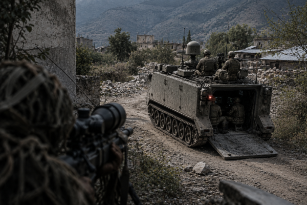 M113 под огнём снайпера